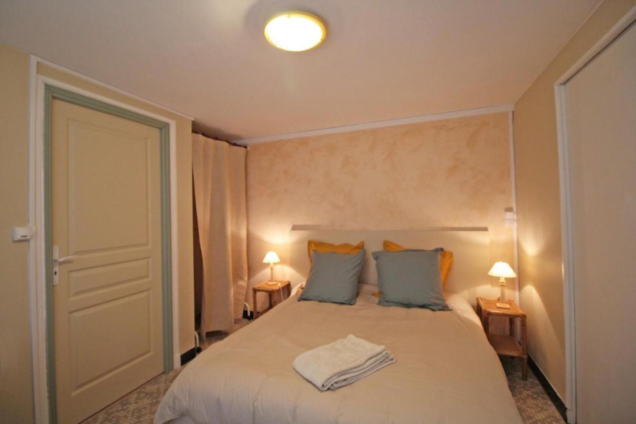 Les Vieux Fourneaux Bed and Breakfast Nantiat Exteriör bild